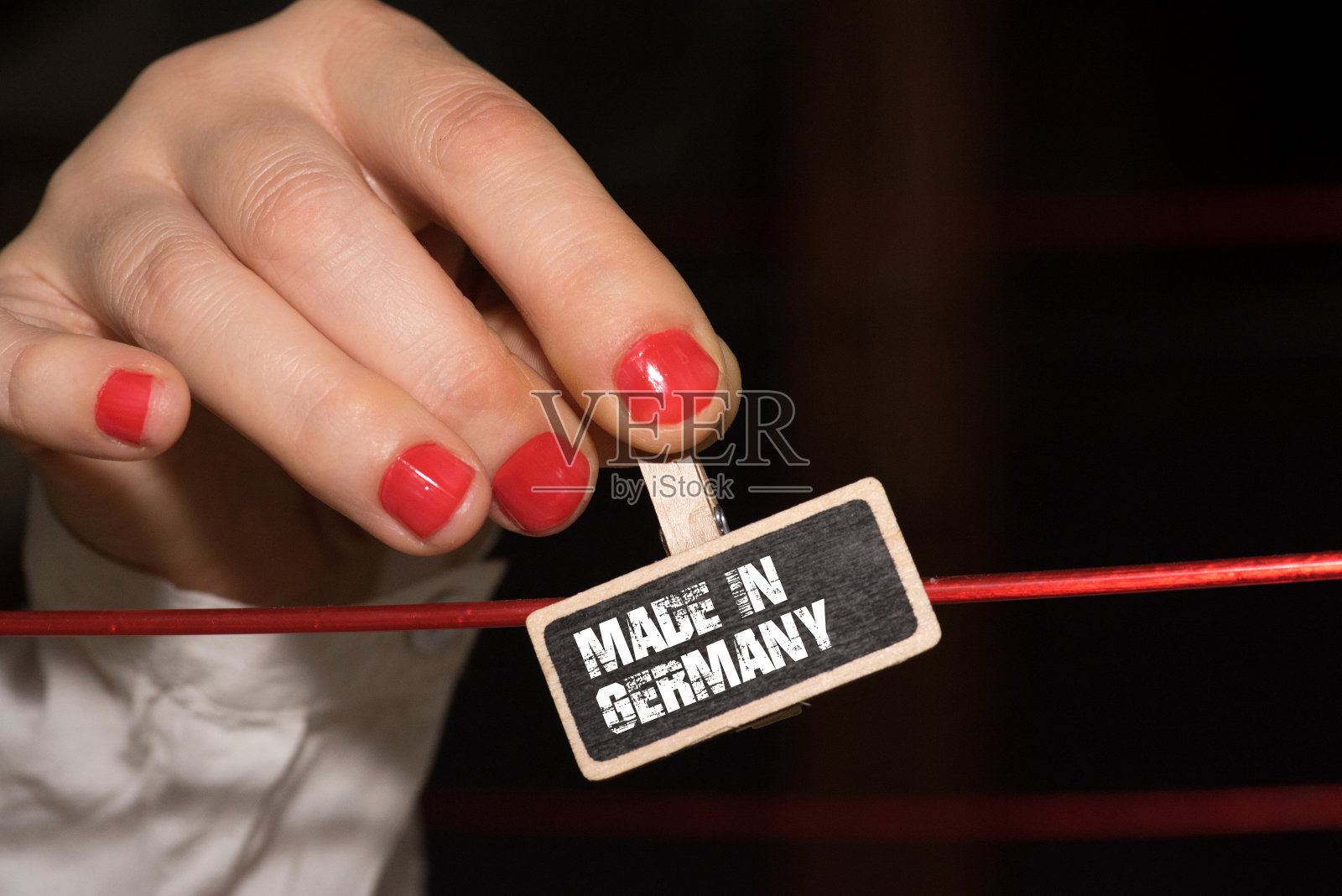 女人和德国制造的标语,在德国照片摄影图片