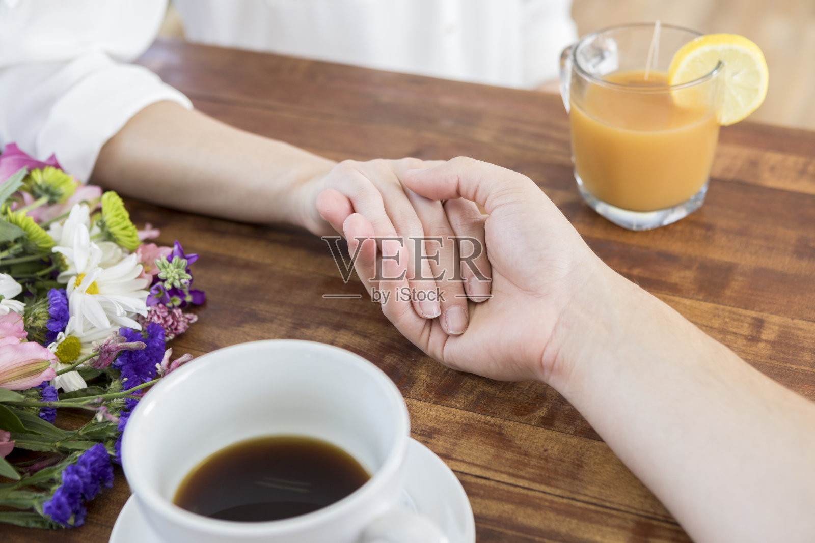 男人握着无法辨认日期的手的观点照片摄影图片