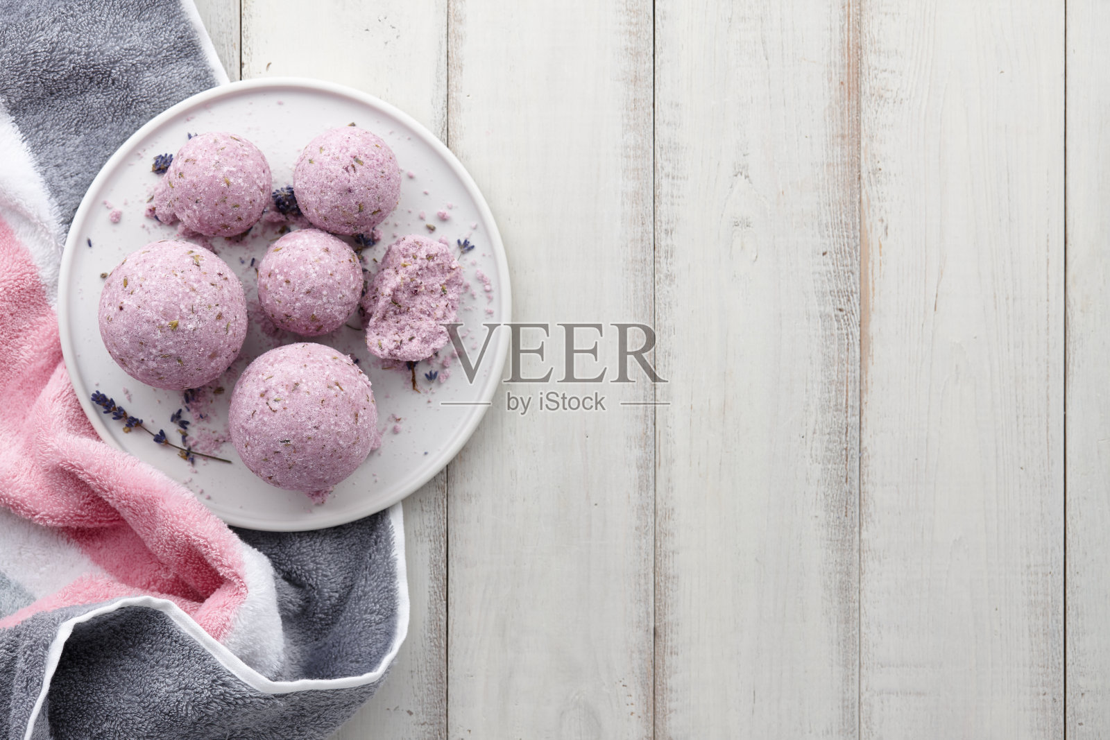 手工制作的薰衣草浴炸弹,白色的浴巾照片摄影图片