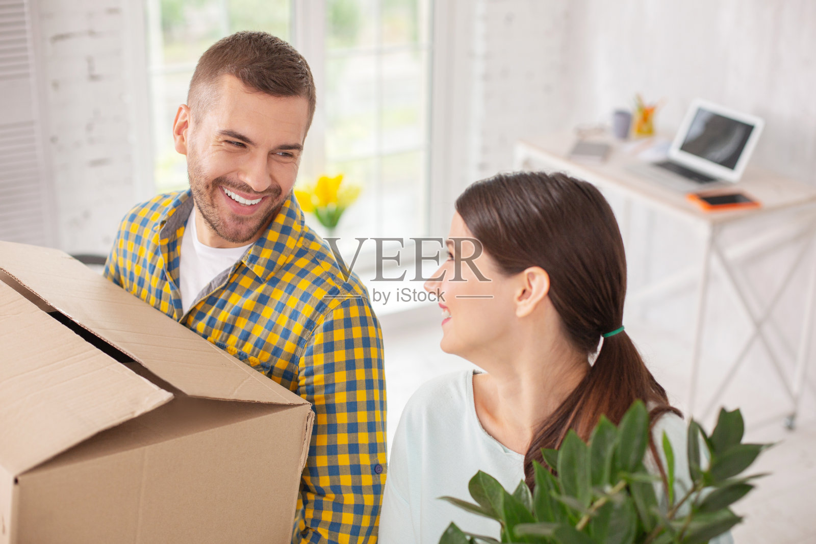 一对快乐的夫妇走进公寓照片摄影图片