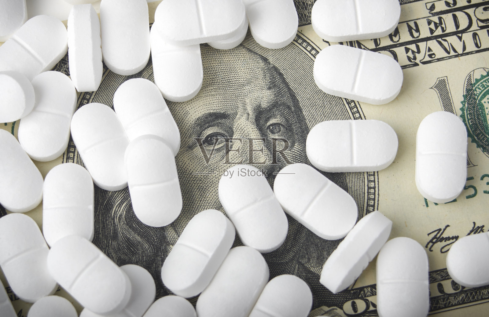 100美元钞票和药丸的特写照片摄影图片
