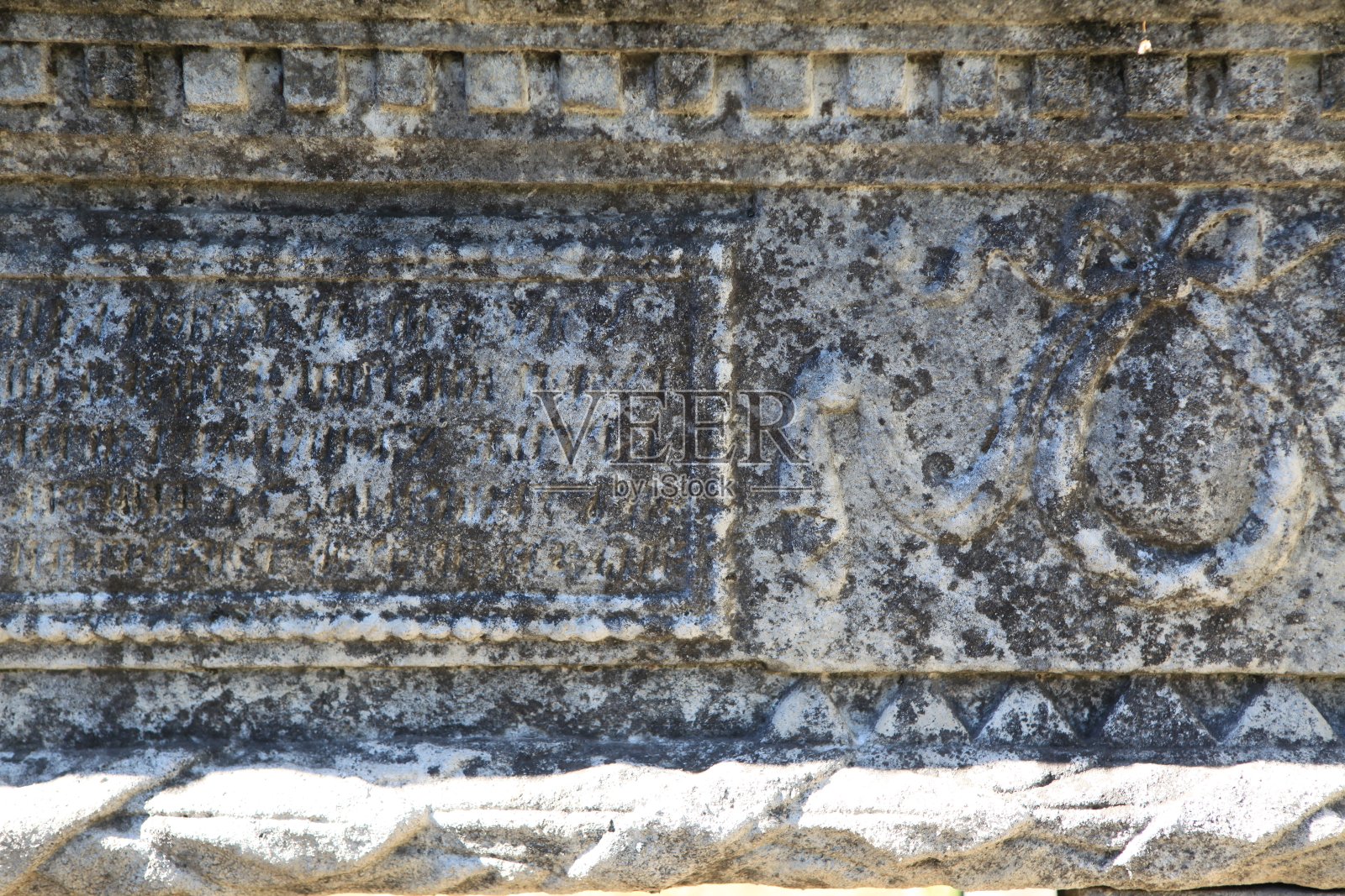 挖掘出的古器物,碎片,石头,碎片。图片拍摄于莫斯科城市的东斯科伊修道院。在修复工作中。照片摄影图片