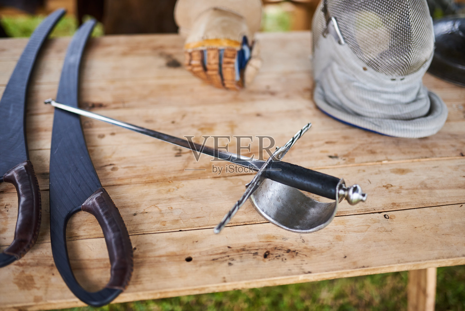 木桌上放着中世纪的武器照片摄影图片