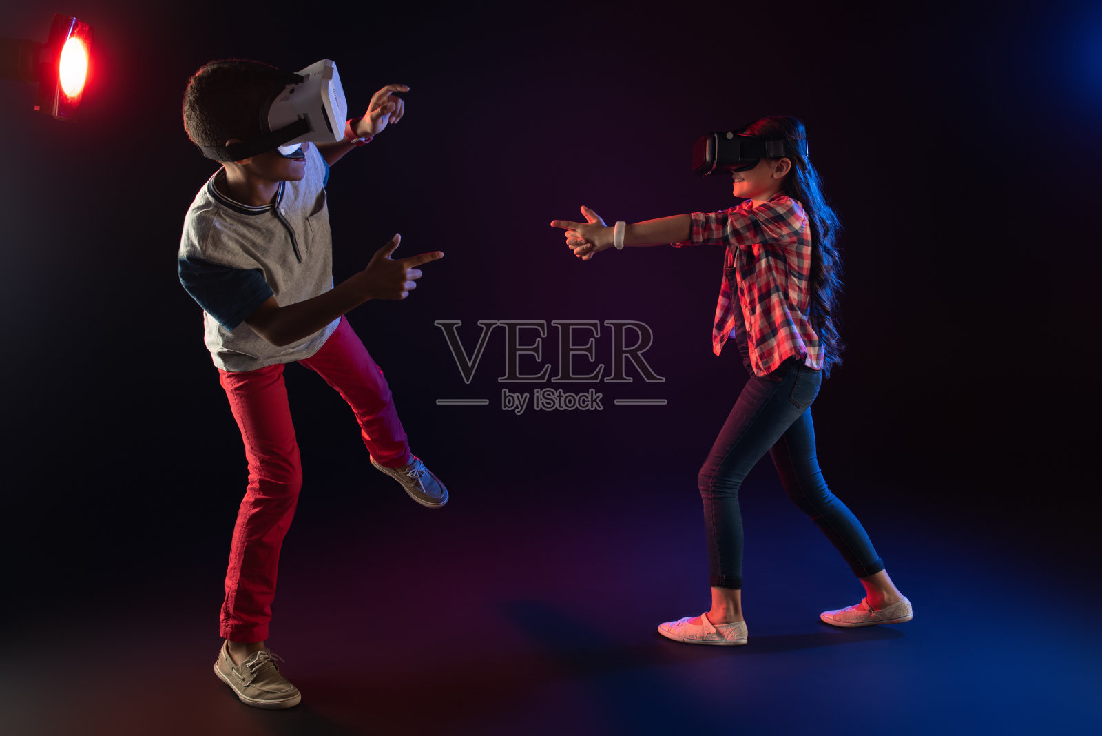 快乐的最好的朋友们玩VR游戏照片摄影图片