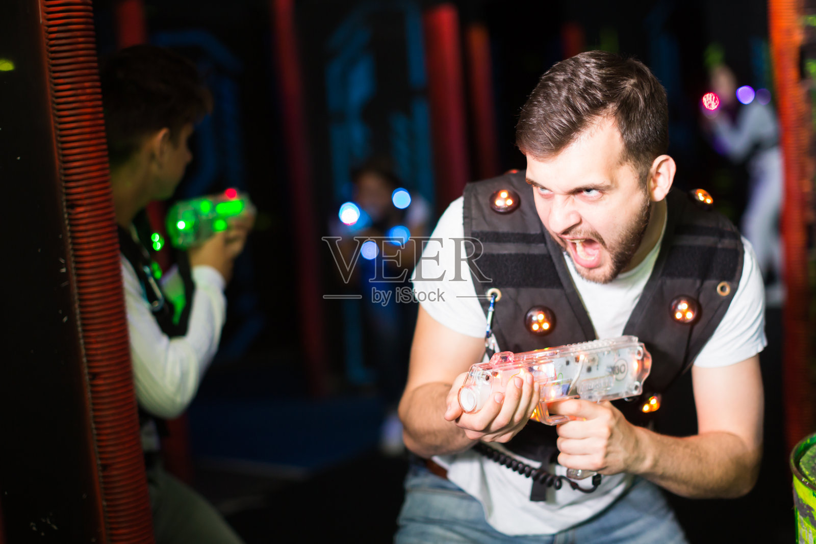 年轻人在激光格斗场上照片摄影图片