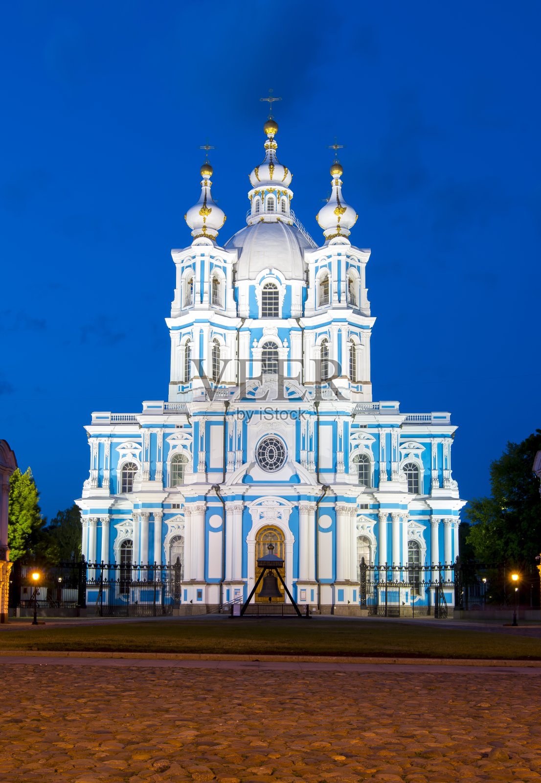 俄罗斯圣彼得堡斯摩尼大教堂的夜晚照片摄影图片