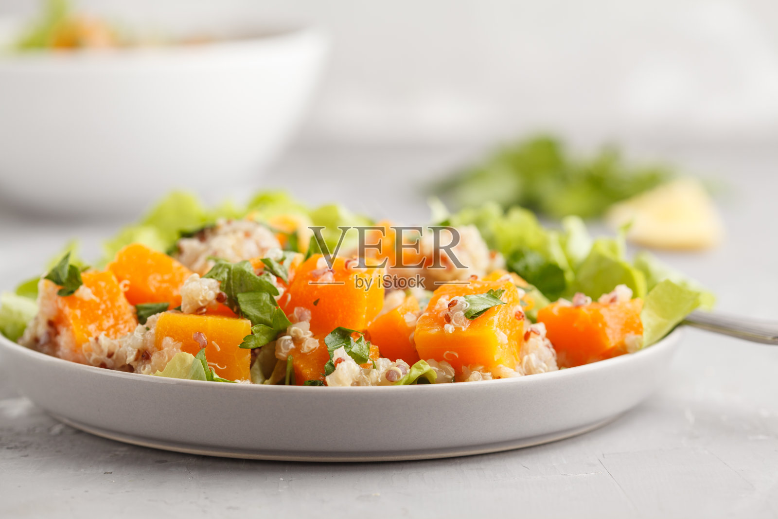 烤南瓜蔬菜藜麦沙拉:超级食品和清洁饮食理念照片摄影图片