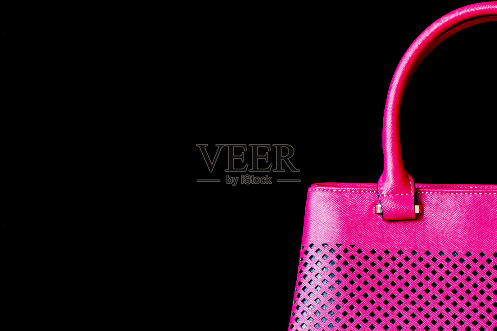 鲜艳的紫红色穿孔手袋照片摄影图片