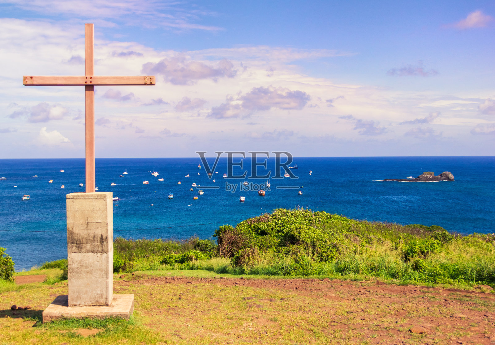 费尔南多·迪诺罗尼亚岛上的圣彼得教堂十字架。照片摄影图片