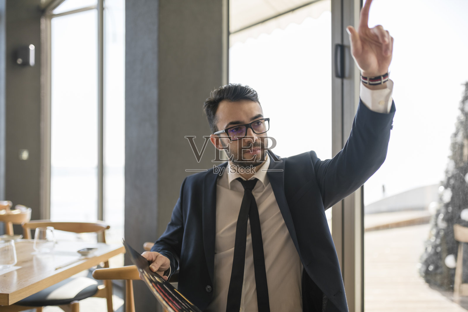 年轻的商人在午餐休息时间在餐厅照片摄影图片