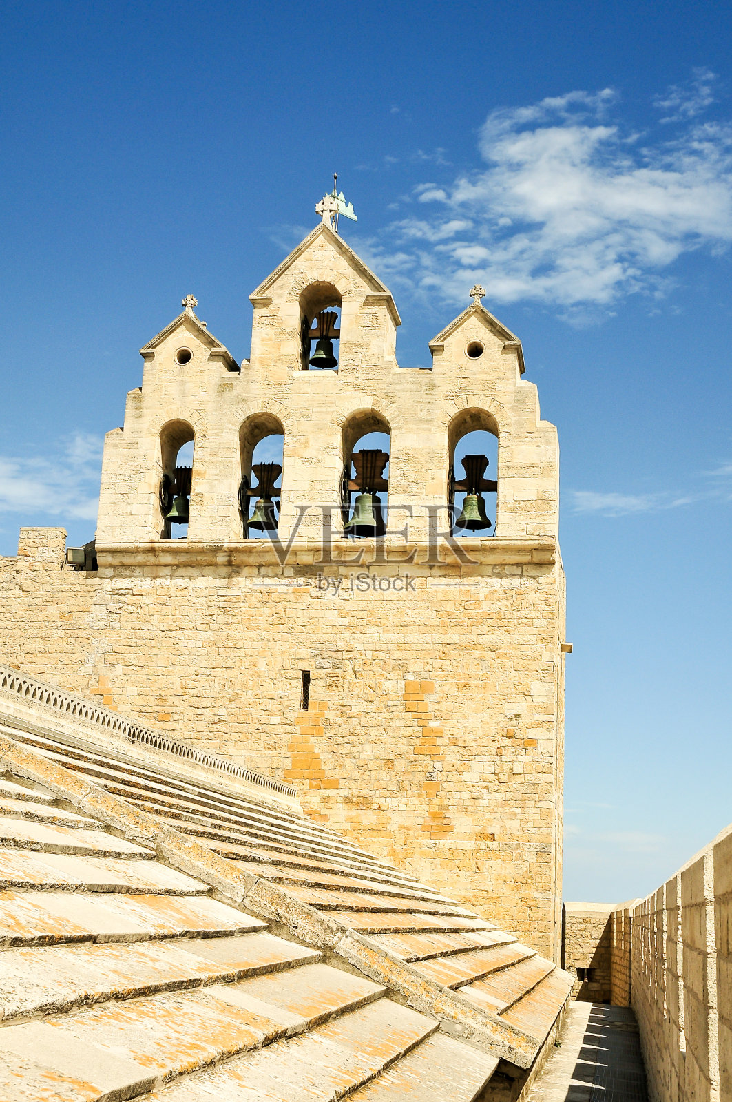 法国圣玛丽教堂屋顶上的钟,背景是蓝色的天空照片摄影图片