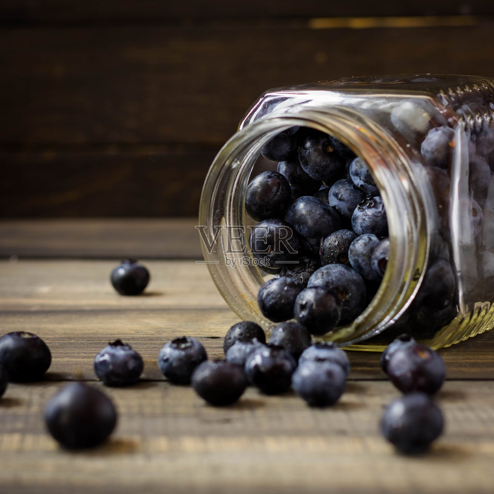 倒扣玻璃罐中的新鲜蓝莓照片摄影图片