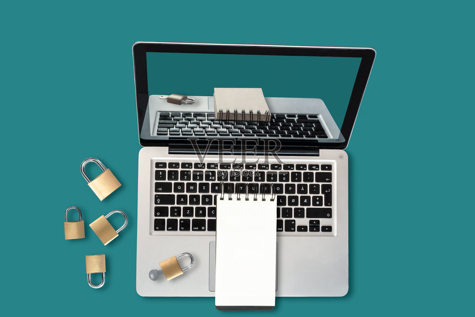 俯视图的笔记本电脑,挂锁和一个带有拷贝空间的记事本,一个安全的概念照片摄影图片