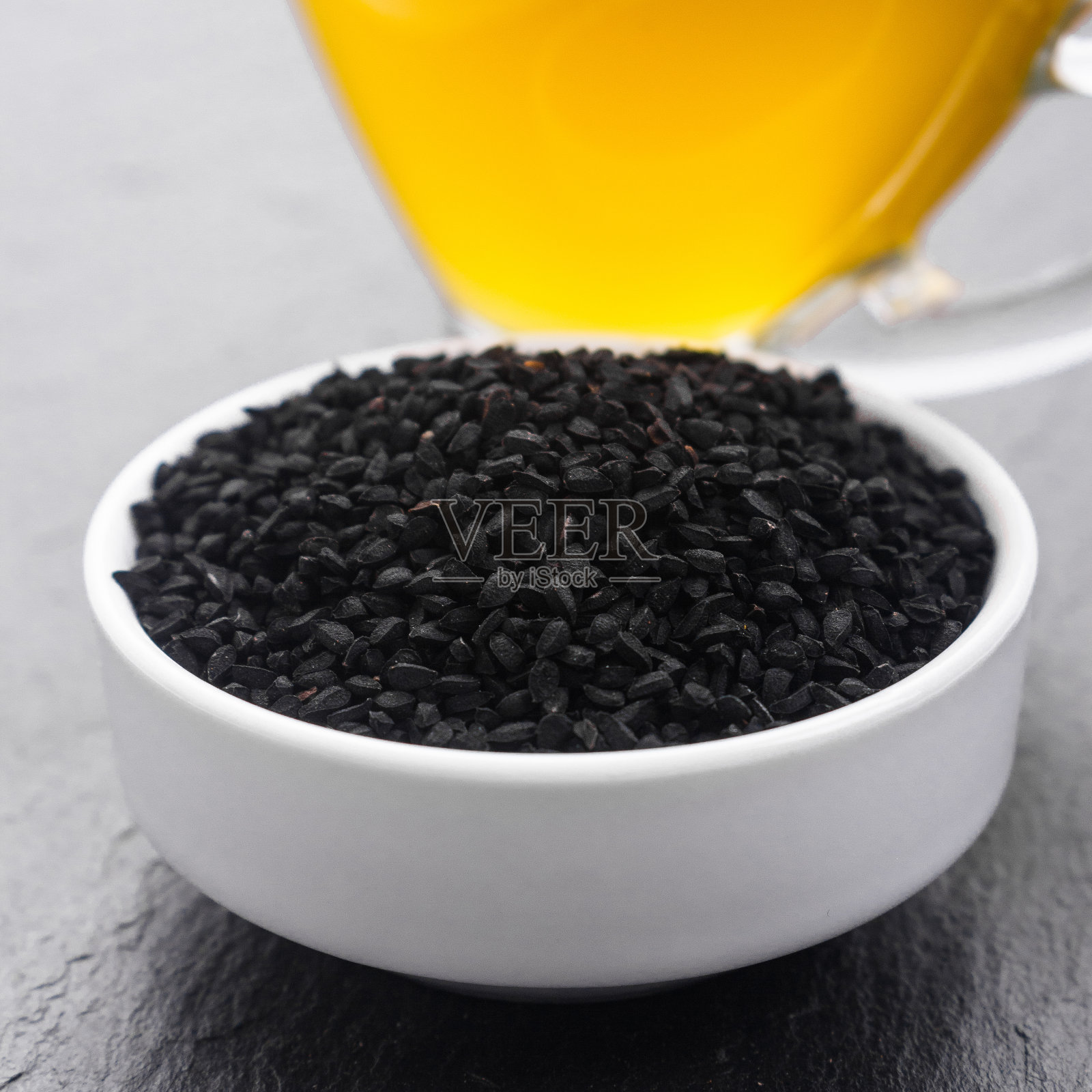 黑色孜然谷物和油在乡村背景照片摄影图片