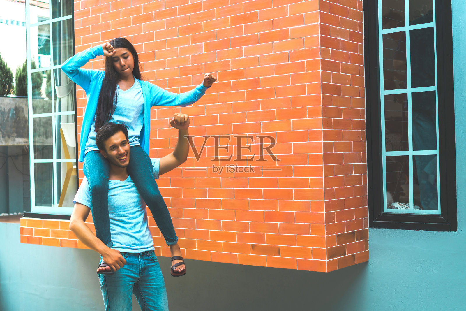 女人骑马回家,男人在家。照片摄影图片