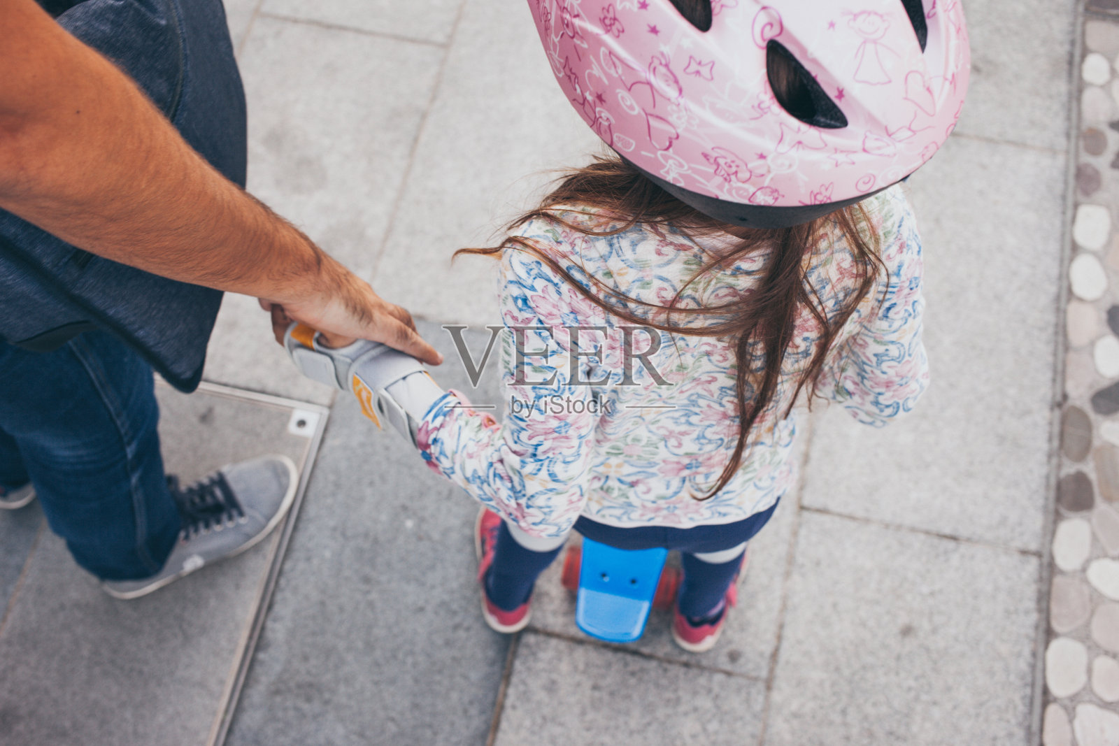 父亲牵着女儿的手照片摄影图片