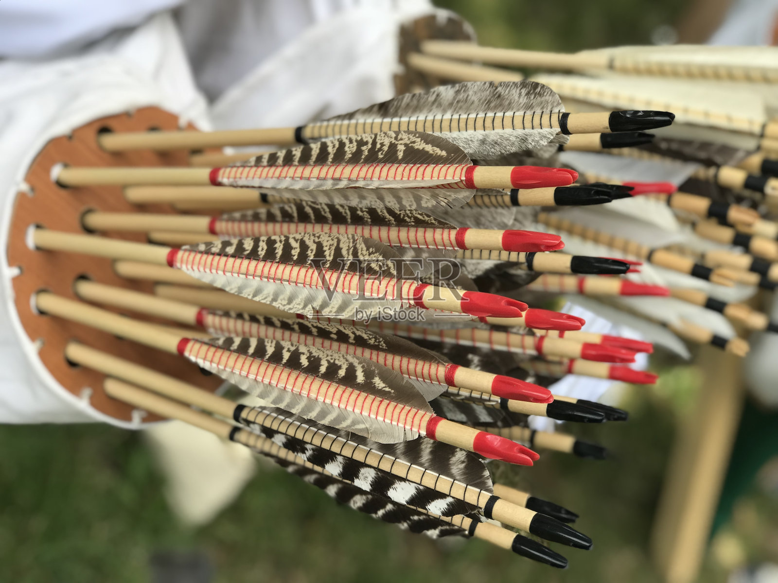 中世纪的一套旧的木制箭头,皮盒挂在支架上照片摄影图片