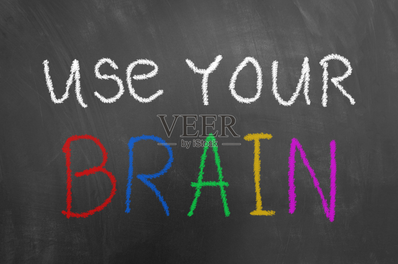 用你的大脑在黑板或黑板上写下文字照片摄影图片