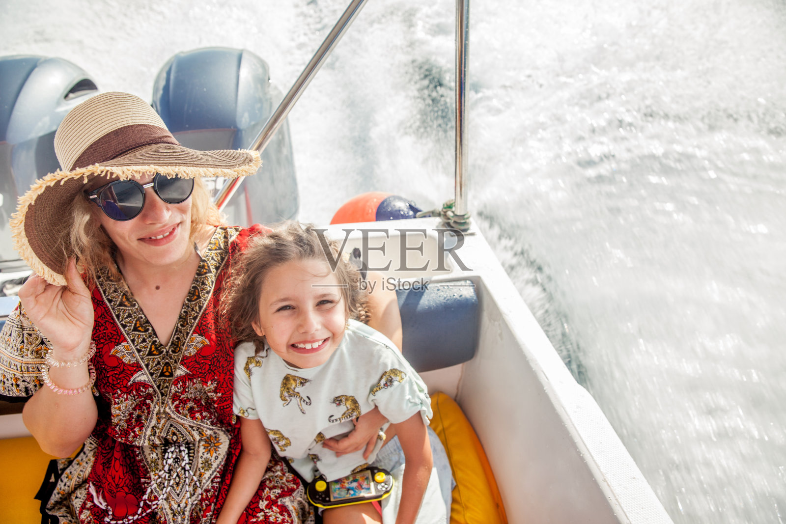 船上的女人和小女孩照片摄影图片