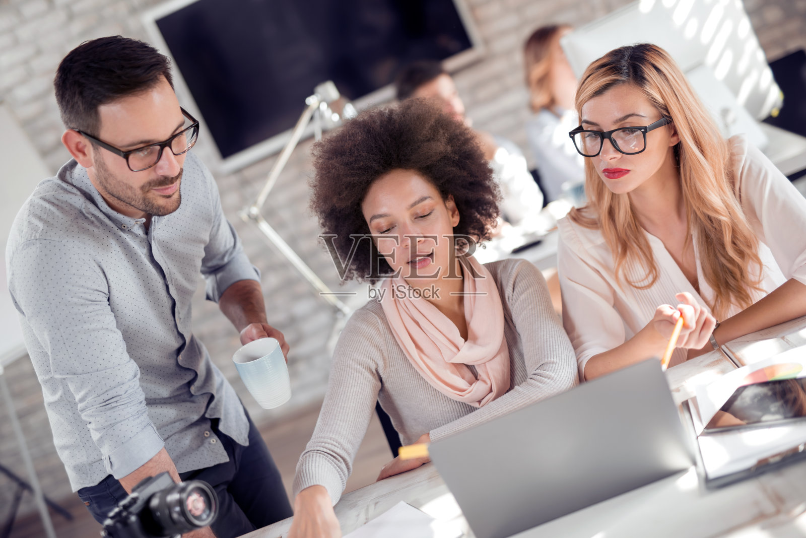 商人向商业伙伴解释新的商业想法照片摄影图片