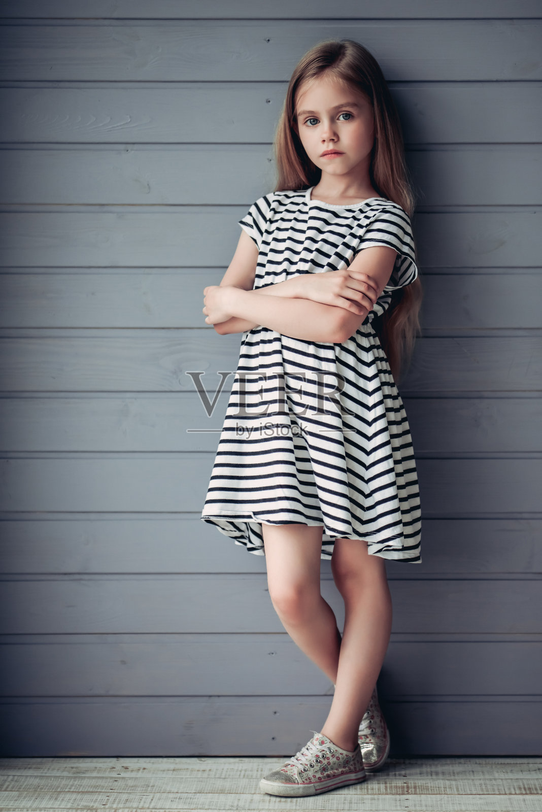 灰色背景上的可爱小女孩照片摄影图片