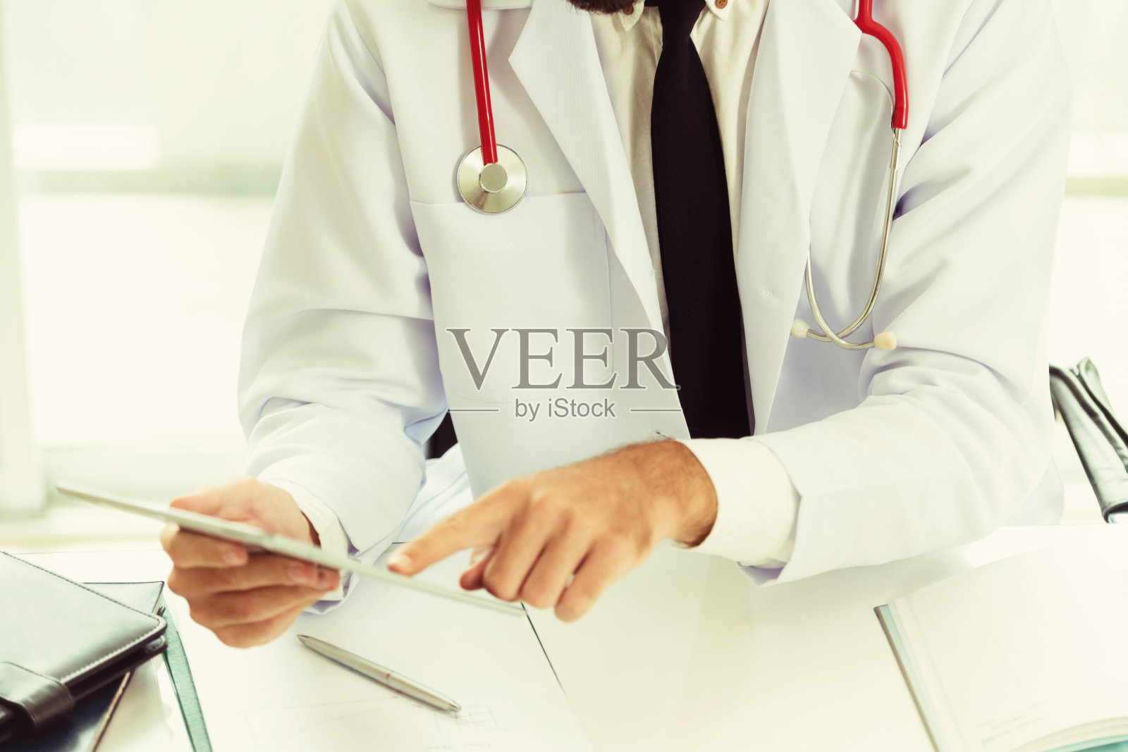 医生在医院使用平板电脑照片摄影图片