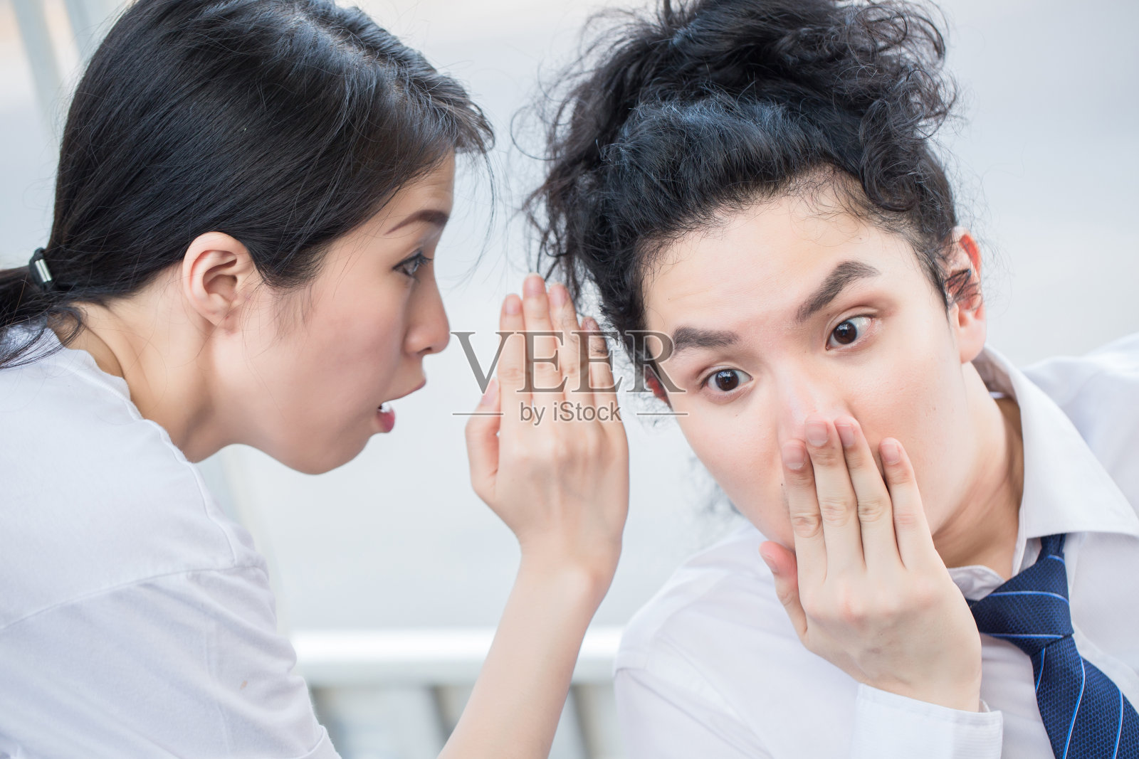 年轻的亚洲女子告诉商人坏消息,担心的混血少年震惊或悲伤的情绪照片摄影图片