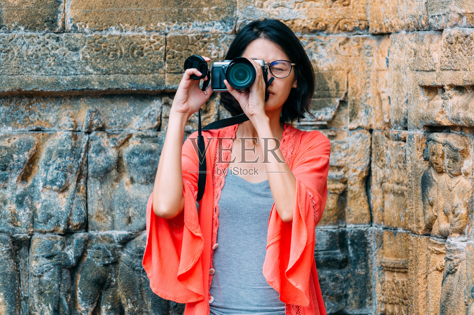 亚洲女性独自旅行和拍照古老的建筑-婆罗浮屠寺-爪哇-印度尼西亚-亚洲。照片摄影图片