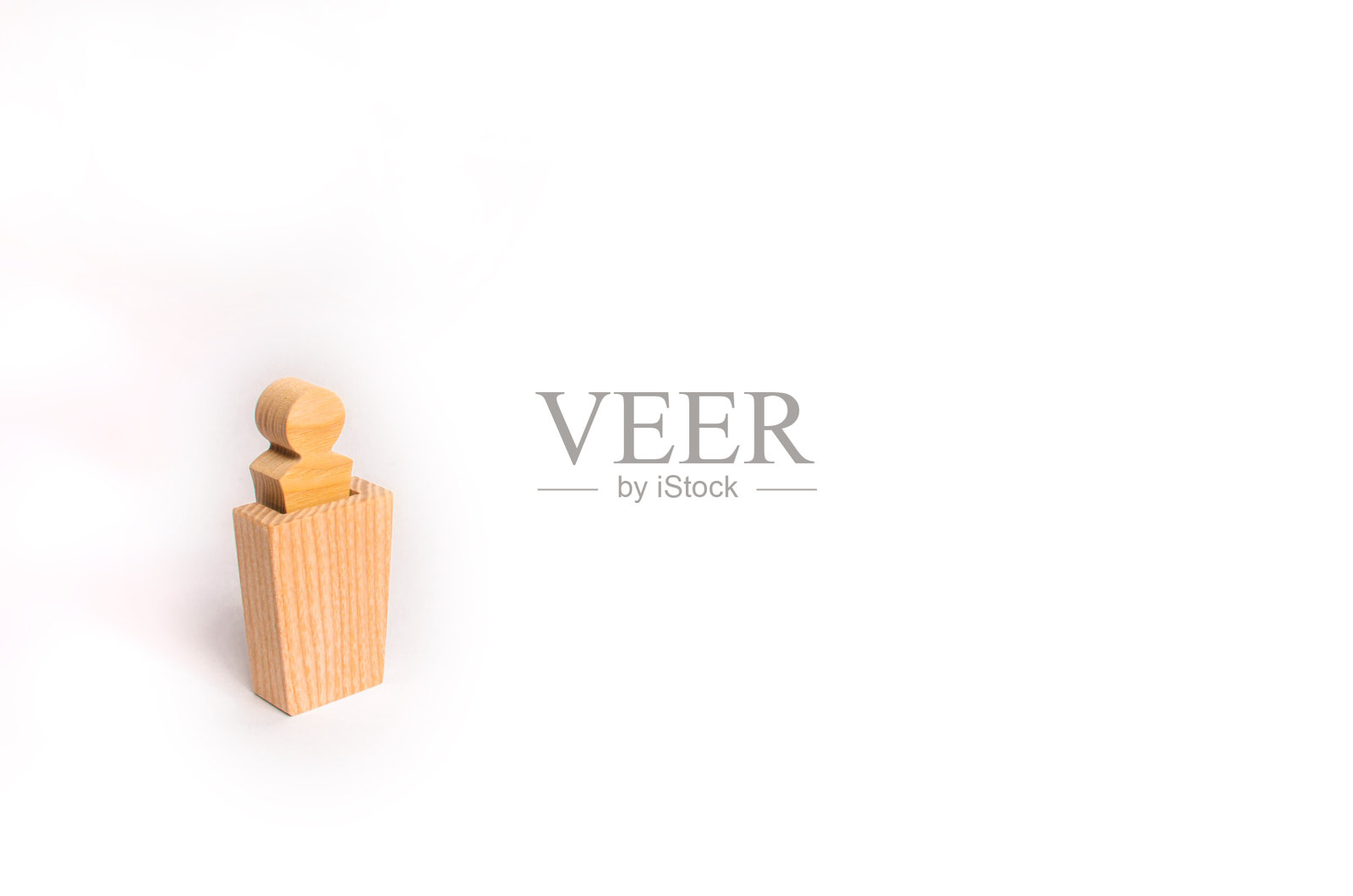 讲台上的领导向一群人讲话。领导的经营理念和领导素质、人群管理、政治辩论和选举。商业管理。照片摄影图片