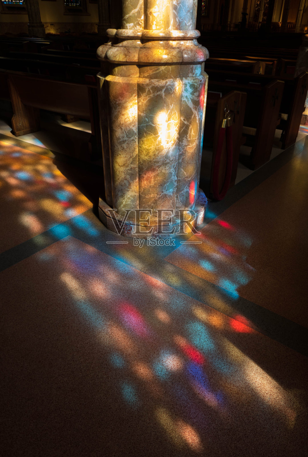 彩色玻璃反射照片摄影图片