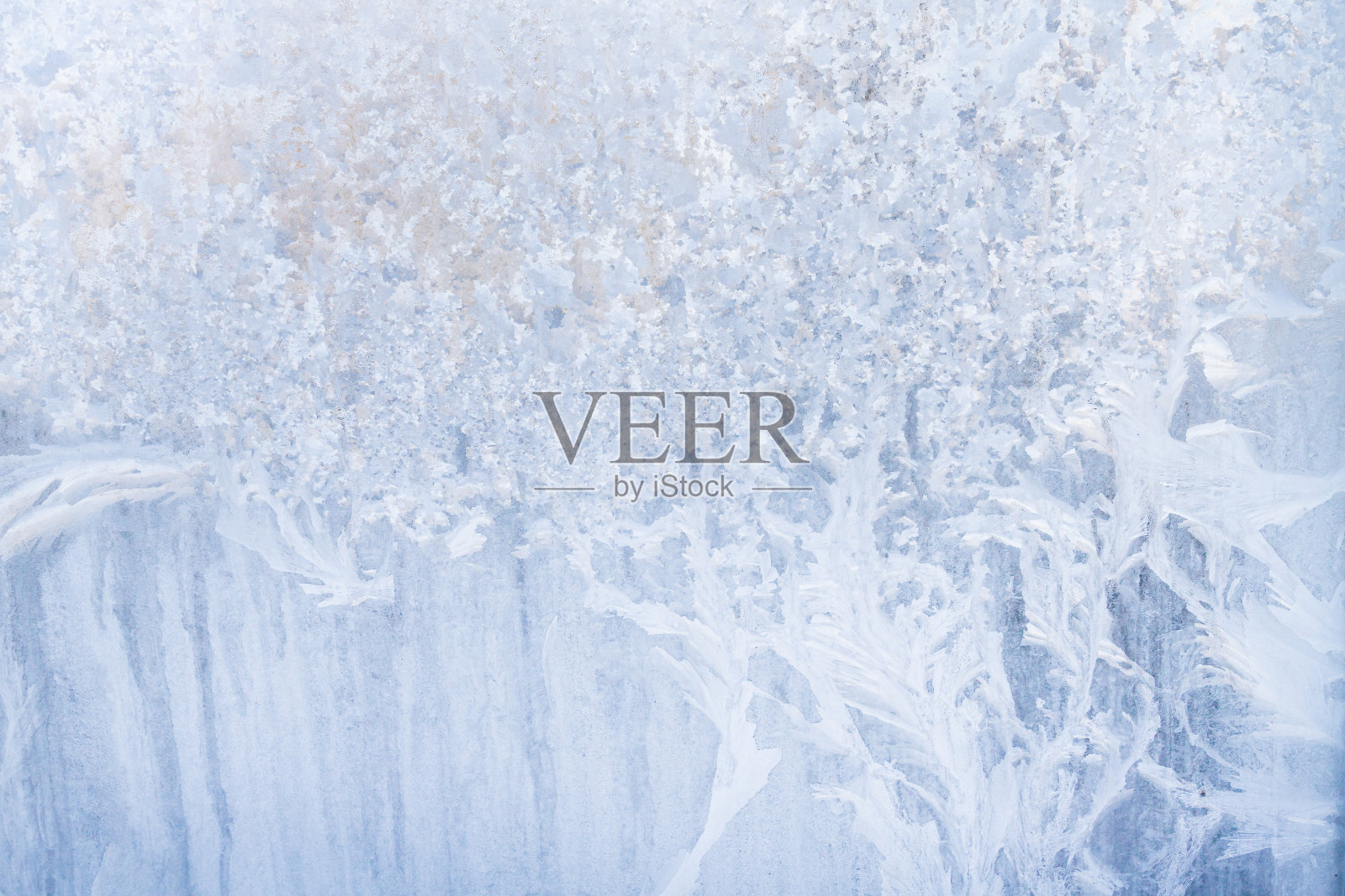 冰冻的冰窗上有冬天的霜冻图案照片摄影图片