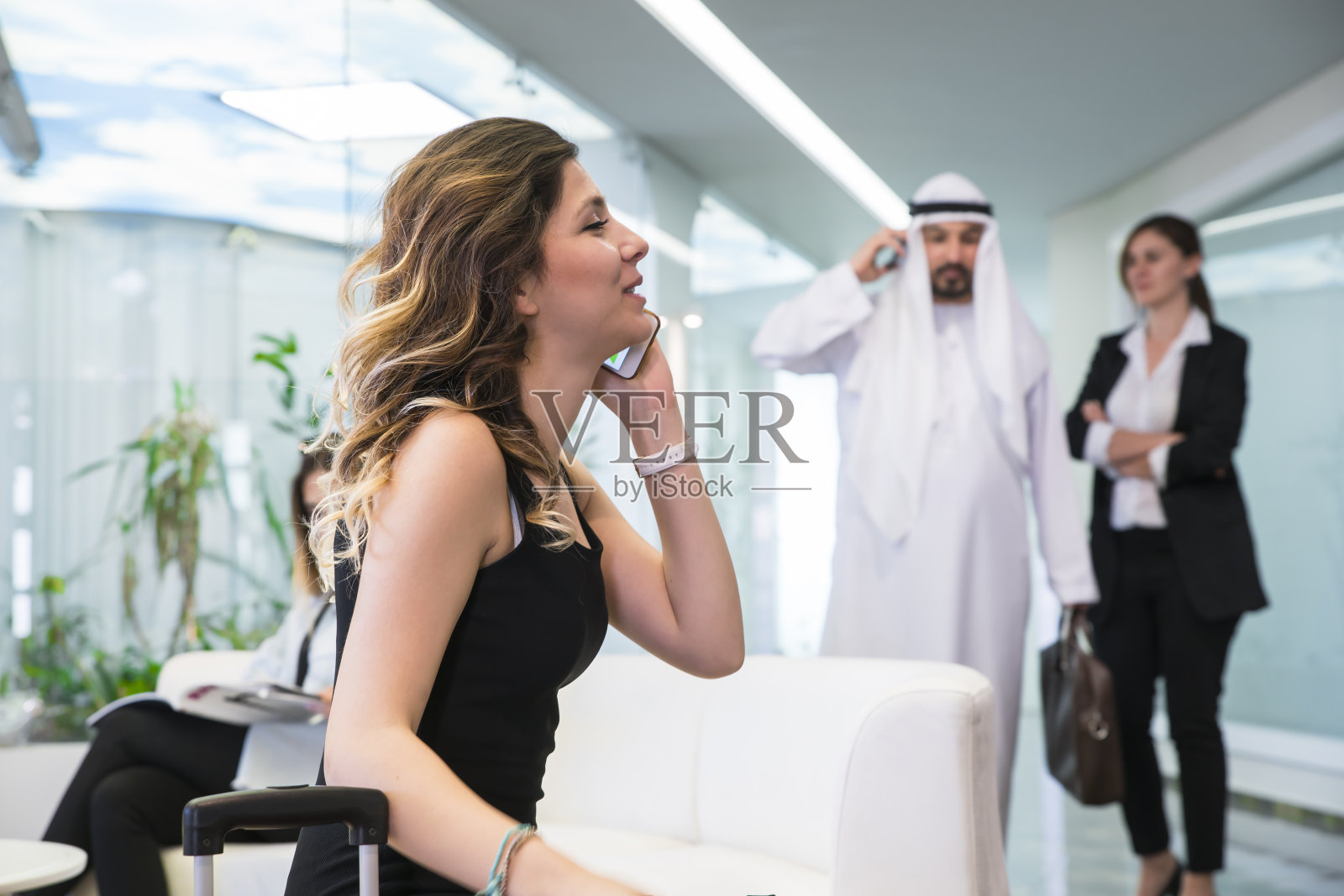 在国际机场的人们照片摄影图片