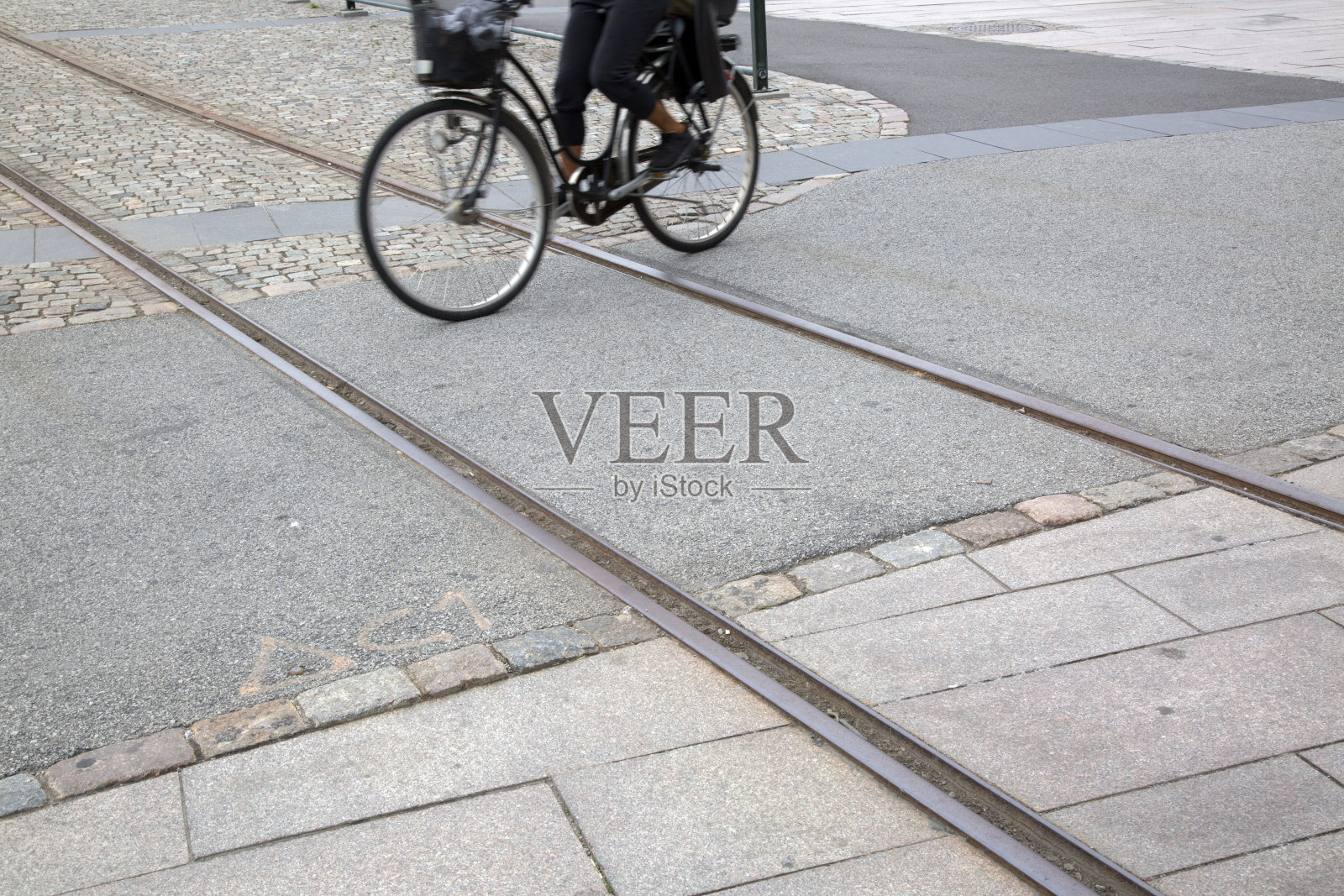 有轨电车和自行车手,马尔默照片摄影图片