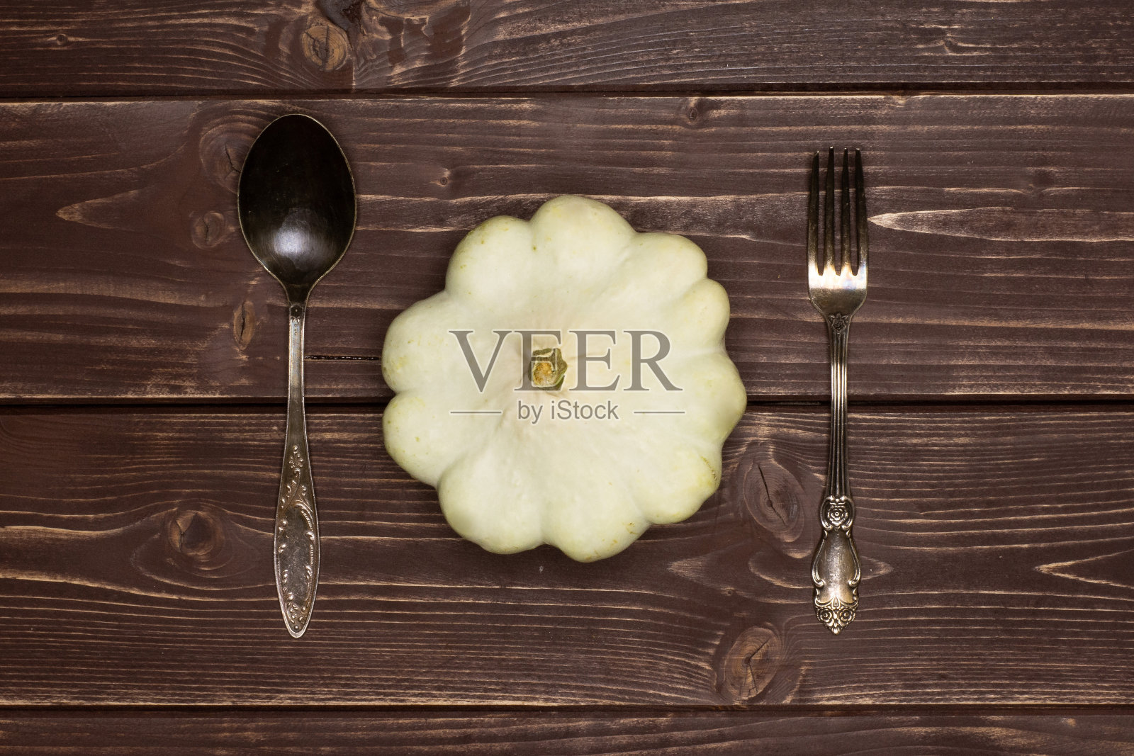 夏天白色的南瓜在棕色的木头上照片摄影图片