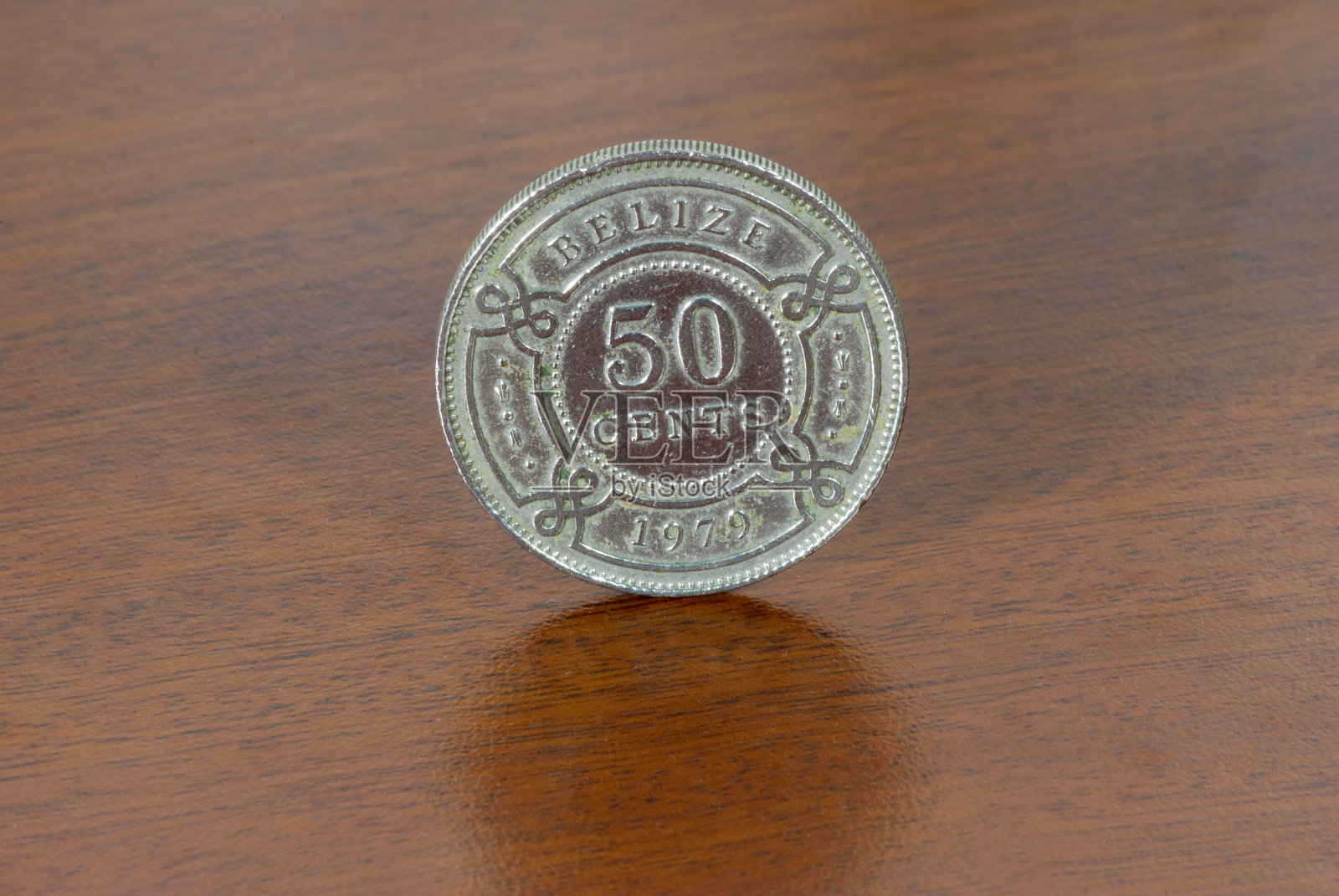 1979年伯利兹50分硬币木纹背景照片摄影图片