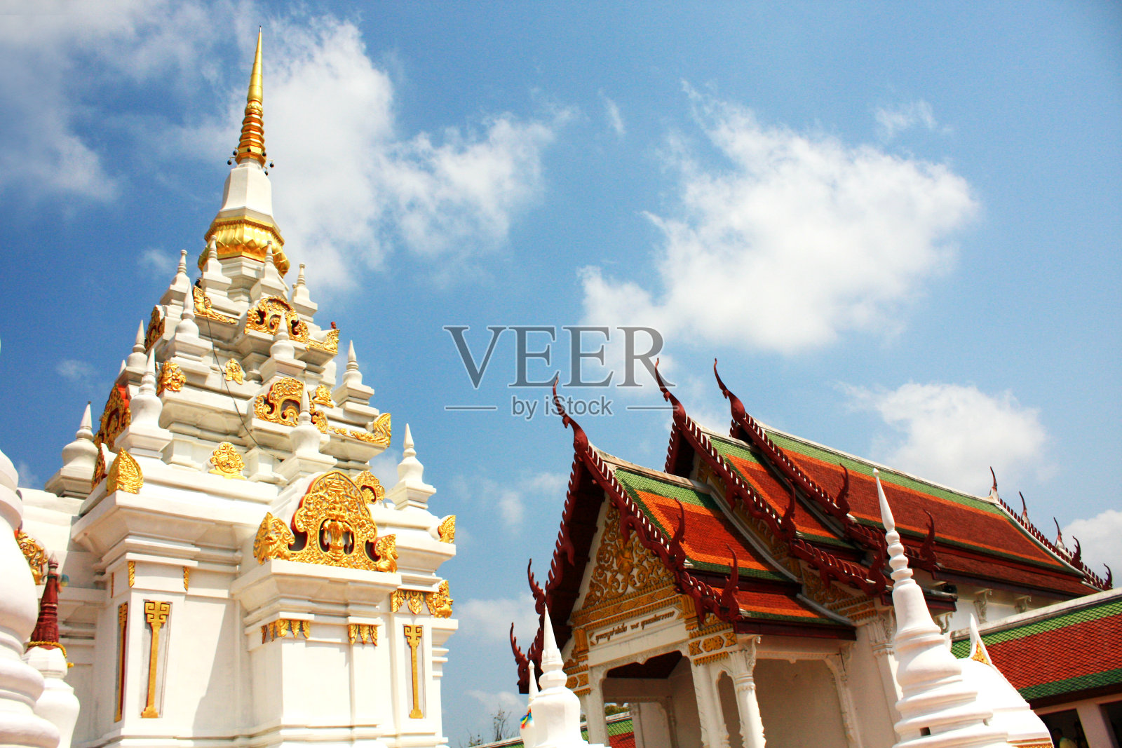 泰国素拉他尼省佛寺佛塔上的金佛雕像。照片摄影图片