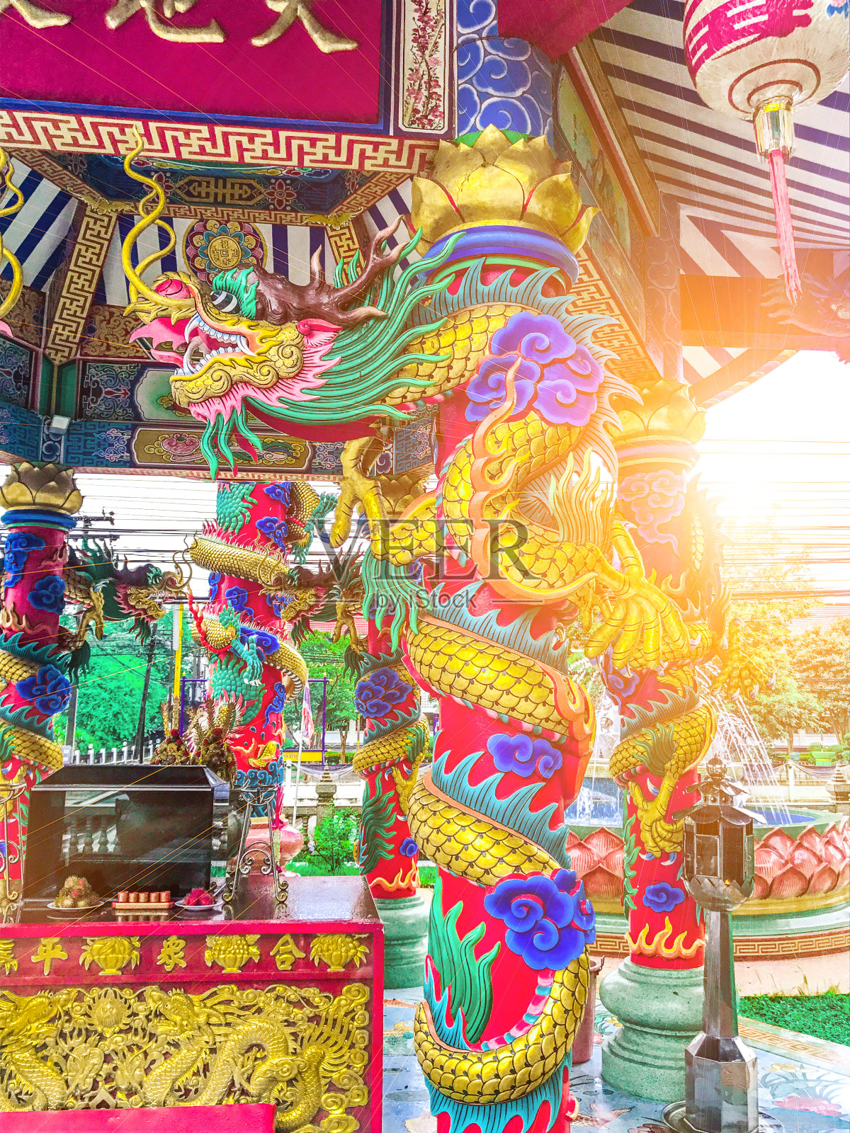 泰国CHANTHABURI, 2018年8月6日。在泰国Chanthaburi的大他信神社,有一个中国宫廷,龙的雕像是人类和崇拜的人。照片摄影图片