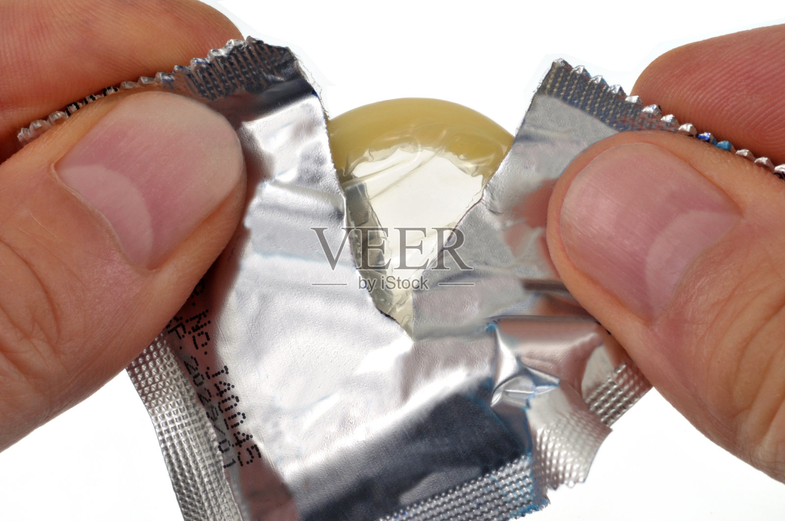 打开避孕套袋照片摄影图片