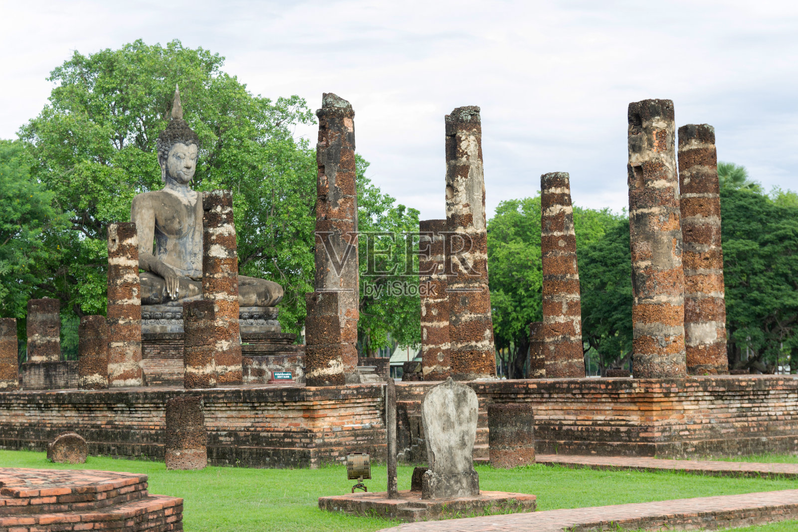 泰国素可泰古城玛哈寺的佛像。照片摄影图片