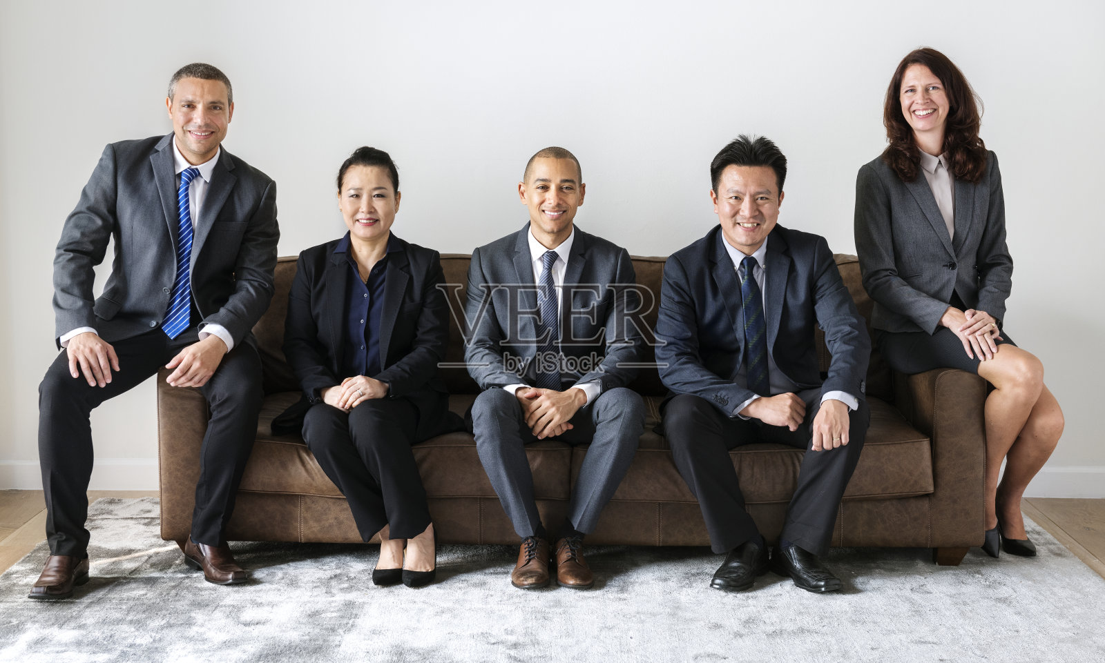 商务人士一起坐在沙发上照片摄影图片