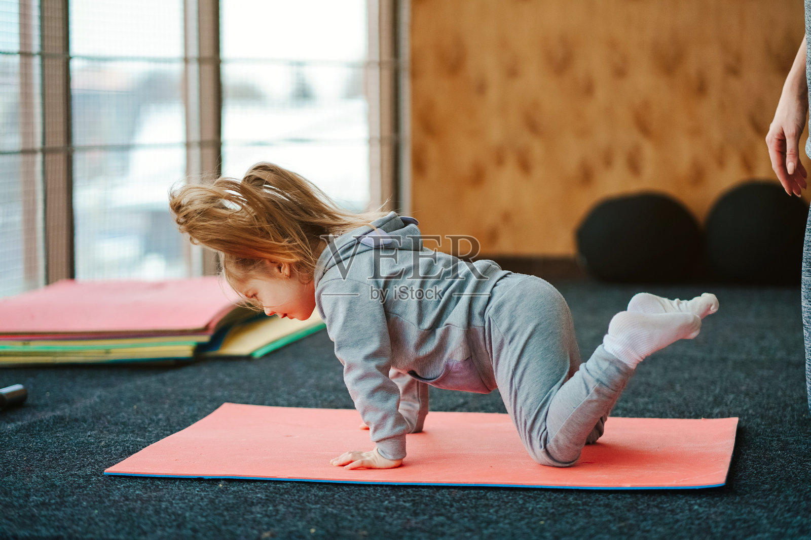 一个小女孩为她的妈妈重复练习照片摄影图片