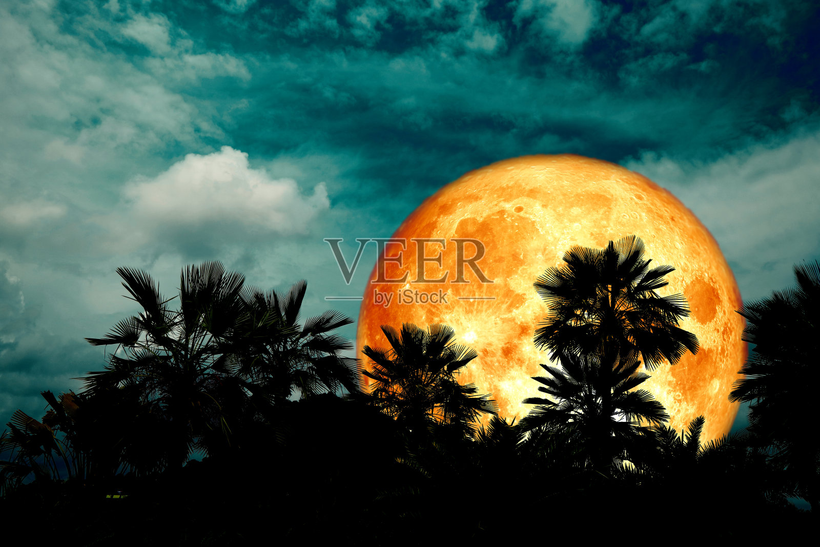 满血月背剪影掌在暗夜堆云照片摄影图片