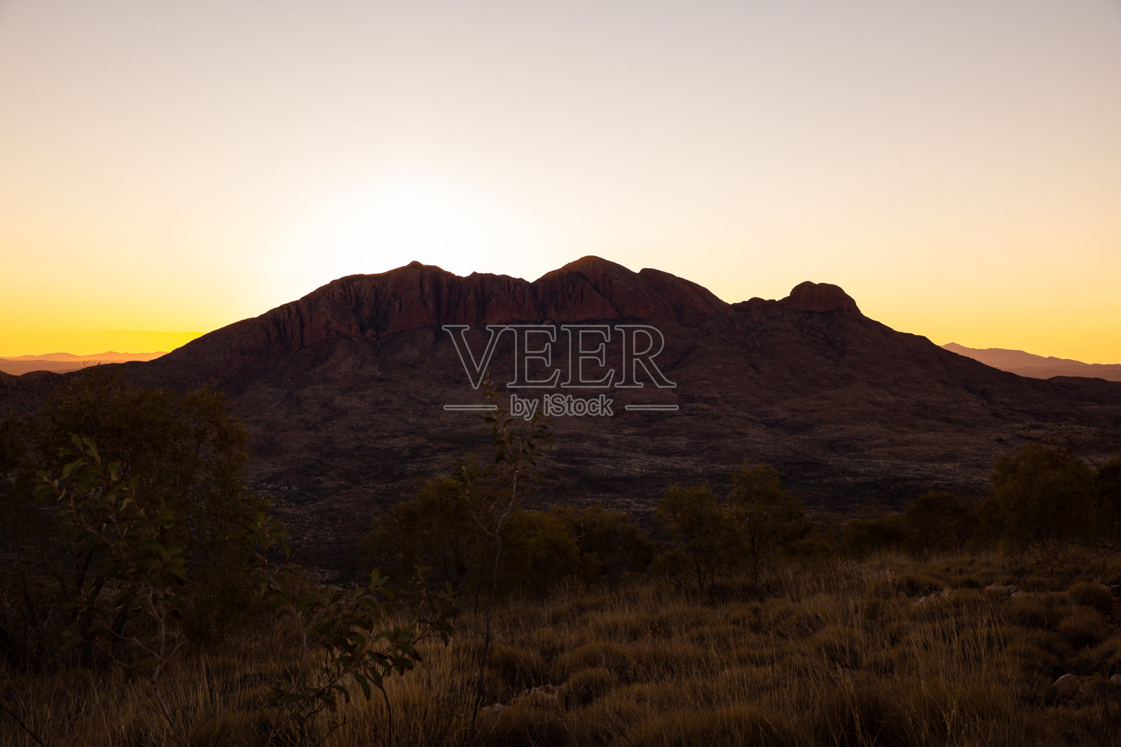 澳大利亚内陆的日落在山的剪影照片摄影图片