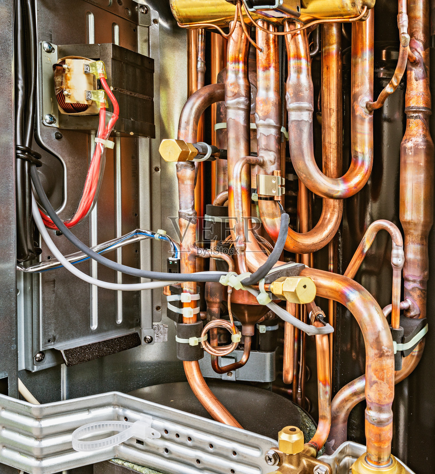 新空调设备内的金属管。照片摄影图片