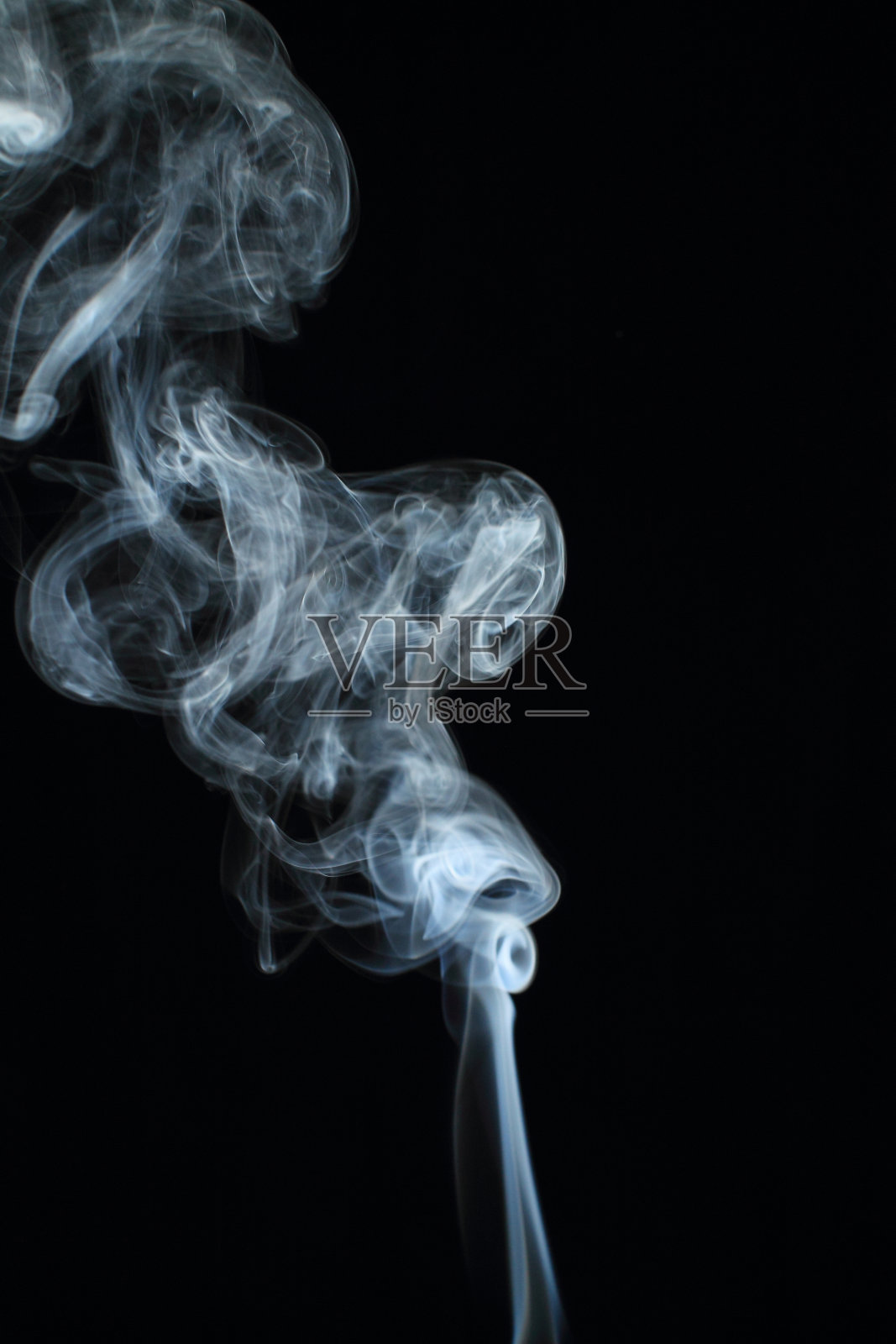 黑色背景上的白色烟雾纹理照片摄影图片