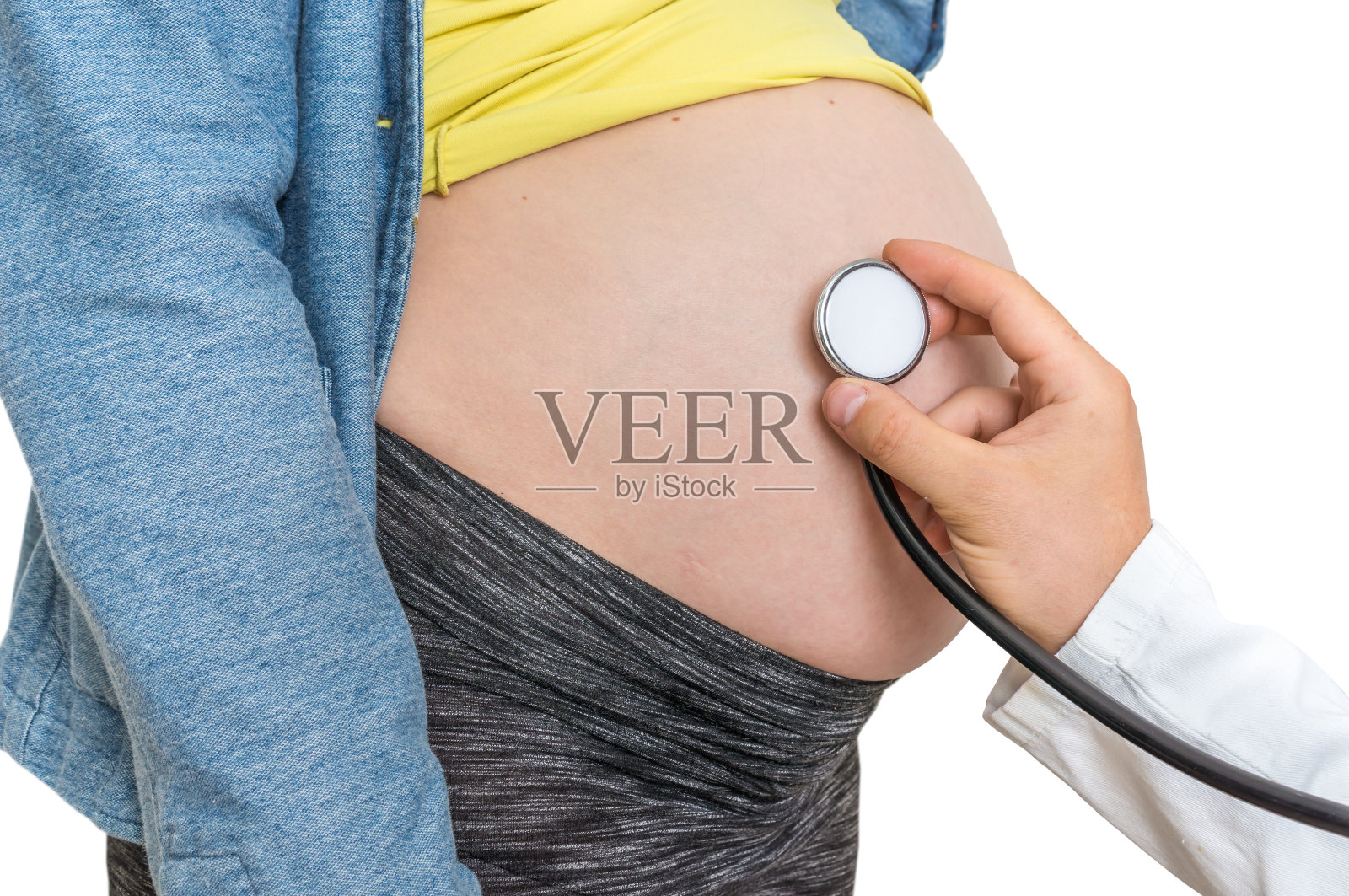 医生正在听孕妇宝宝的心跳照片摄影图片