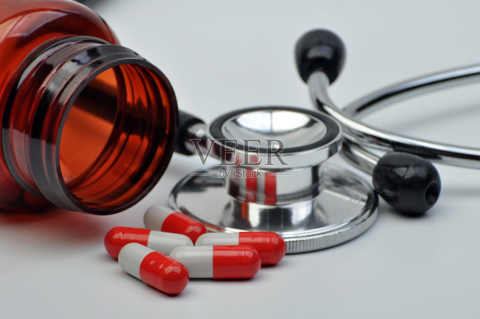胶囊药瓶和听诊器照片摄影图片