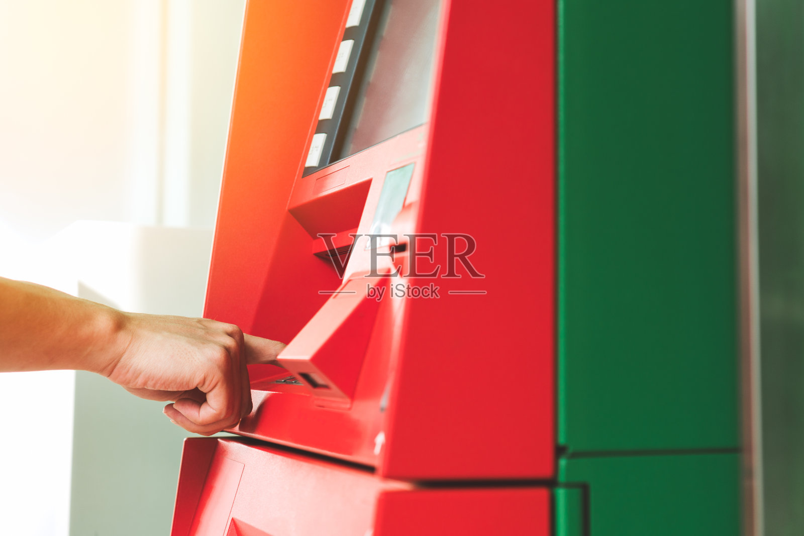 男人在ATM机键盘上输入密码取款特写照片摄影图片