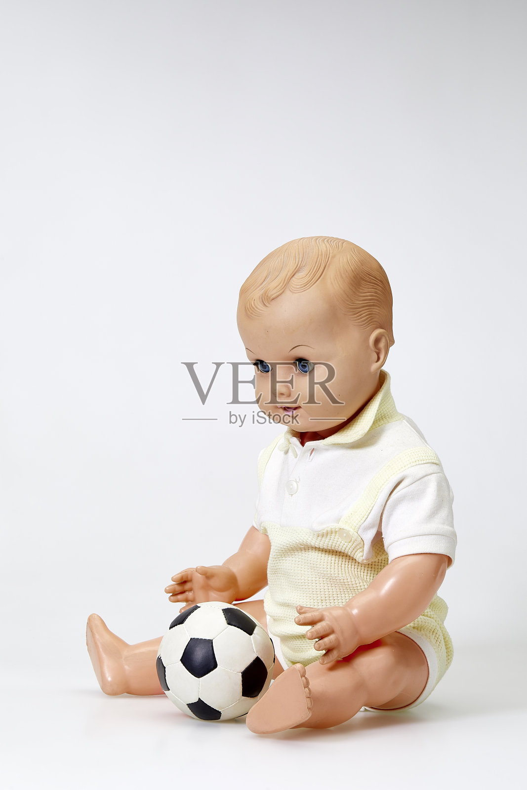 复古男孩娃娃与球在白色的背景照片摄影图片