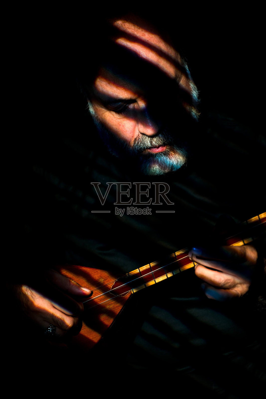 音乐家在室内照片摄影图片